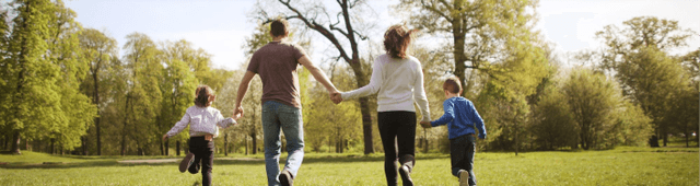 Ilustração de atendimento integral à família com foco em prevenção e bem-estar